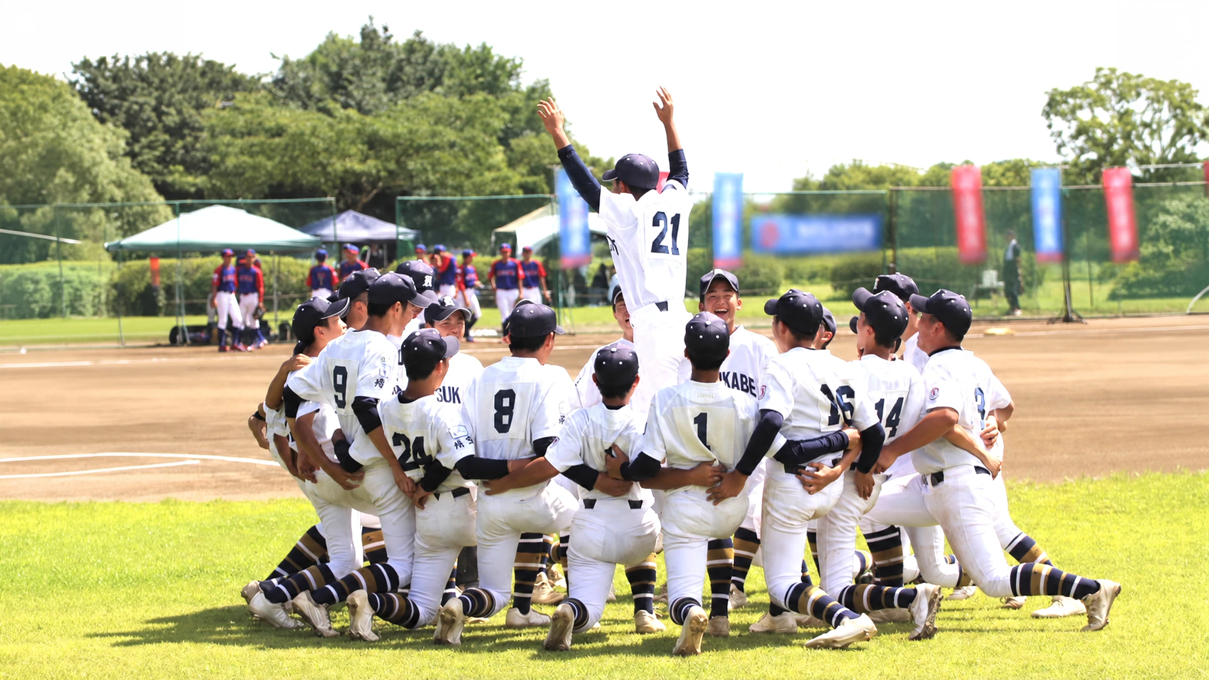 円陣を組んで喜ぶ春日部ボーイズの選手たち